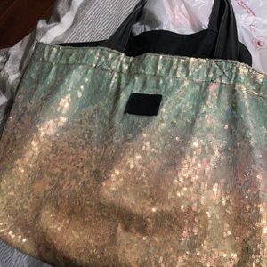 ISO pls let me know if you have this bag. It’s from pink/Victoria collection2014